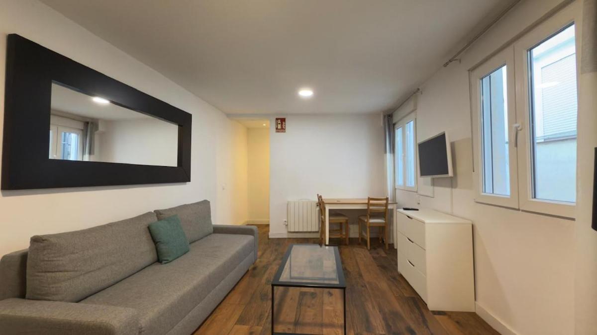 Centrally Located In 3i Apartment *